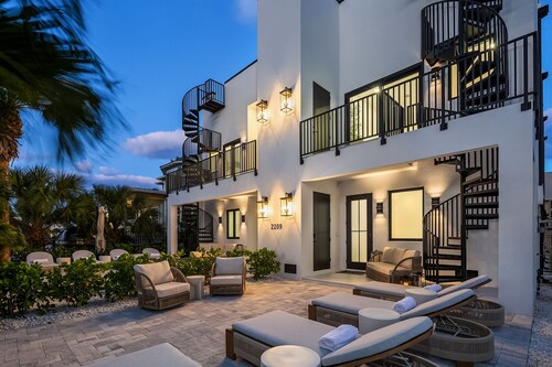 MILOS Beach House-NEW Luxe Haven Steps from BEACH -NEW ROOFTOP POOL 36 FT LONG