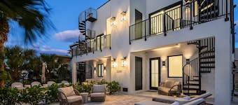 MILOS Beach House-NEW Luxe Haven Steps from BEACH -NEW ROOFTOP POOL 36 FT LONG