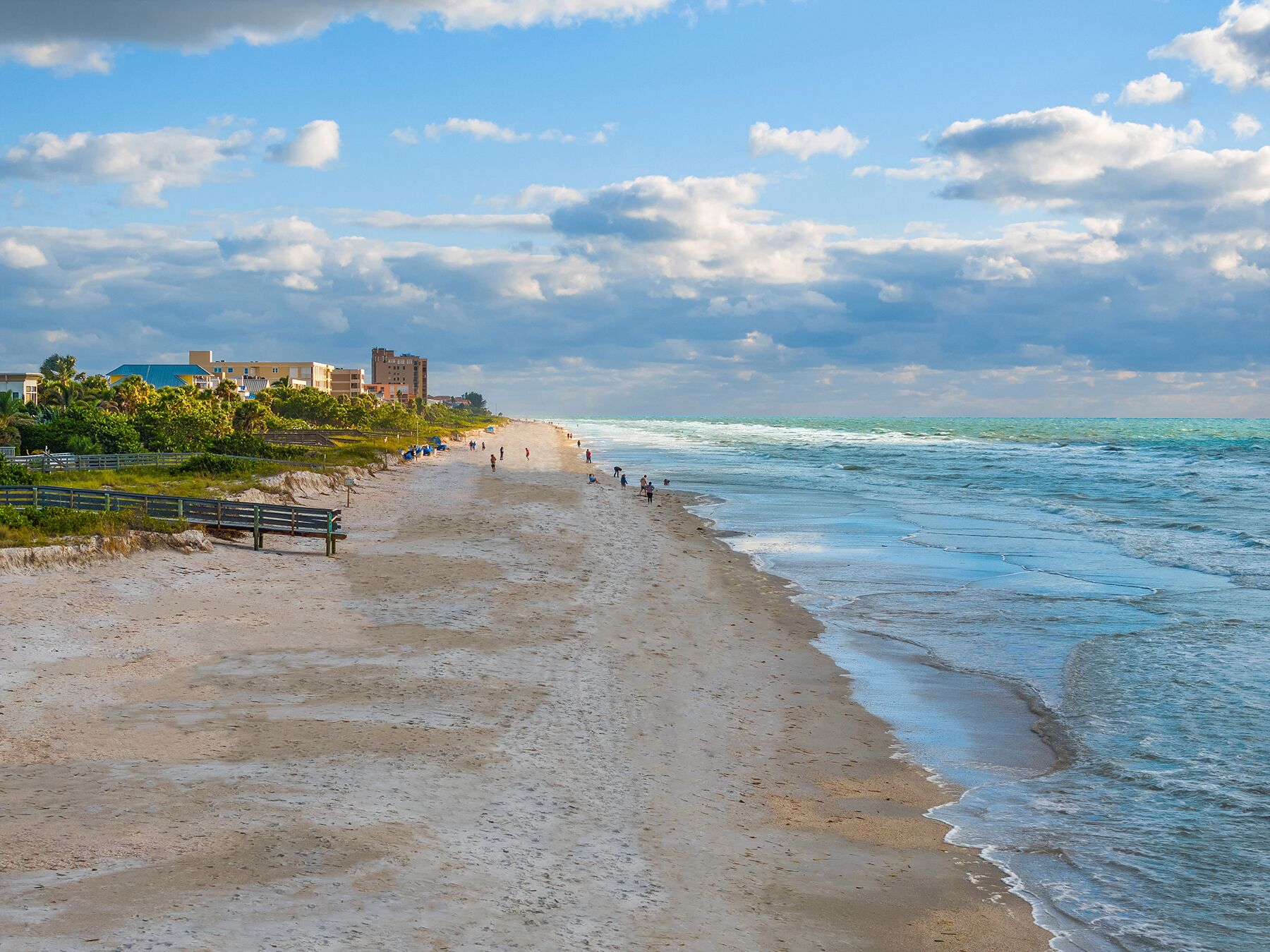 Nära stranden och solstolar