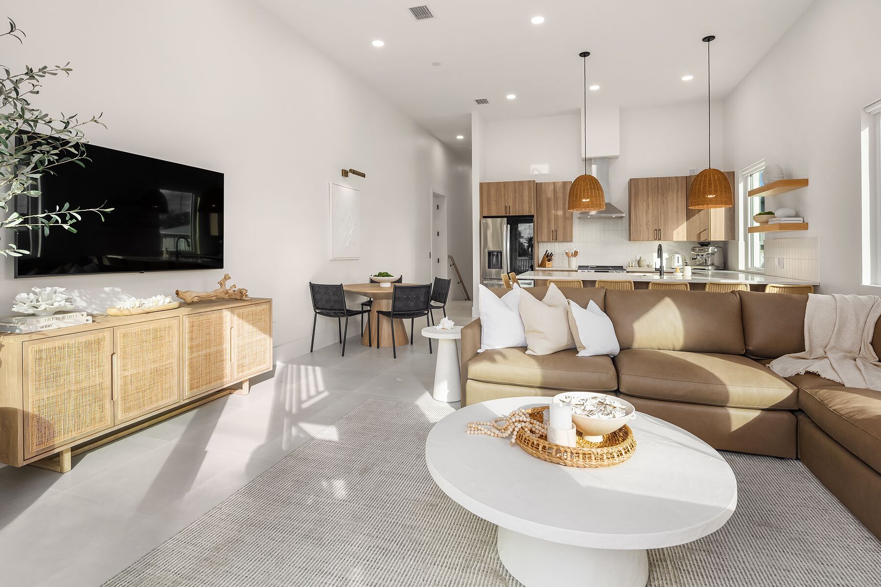 Un salon moderne avec un canapé, une table basse et un coin repas.