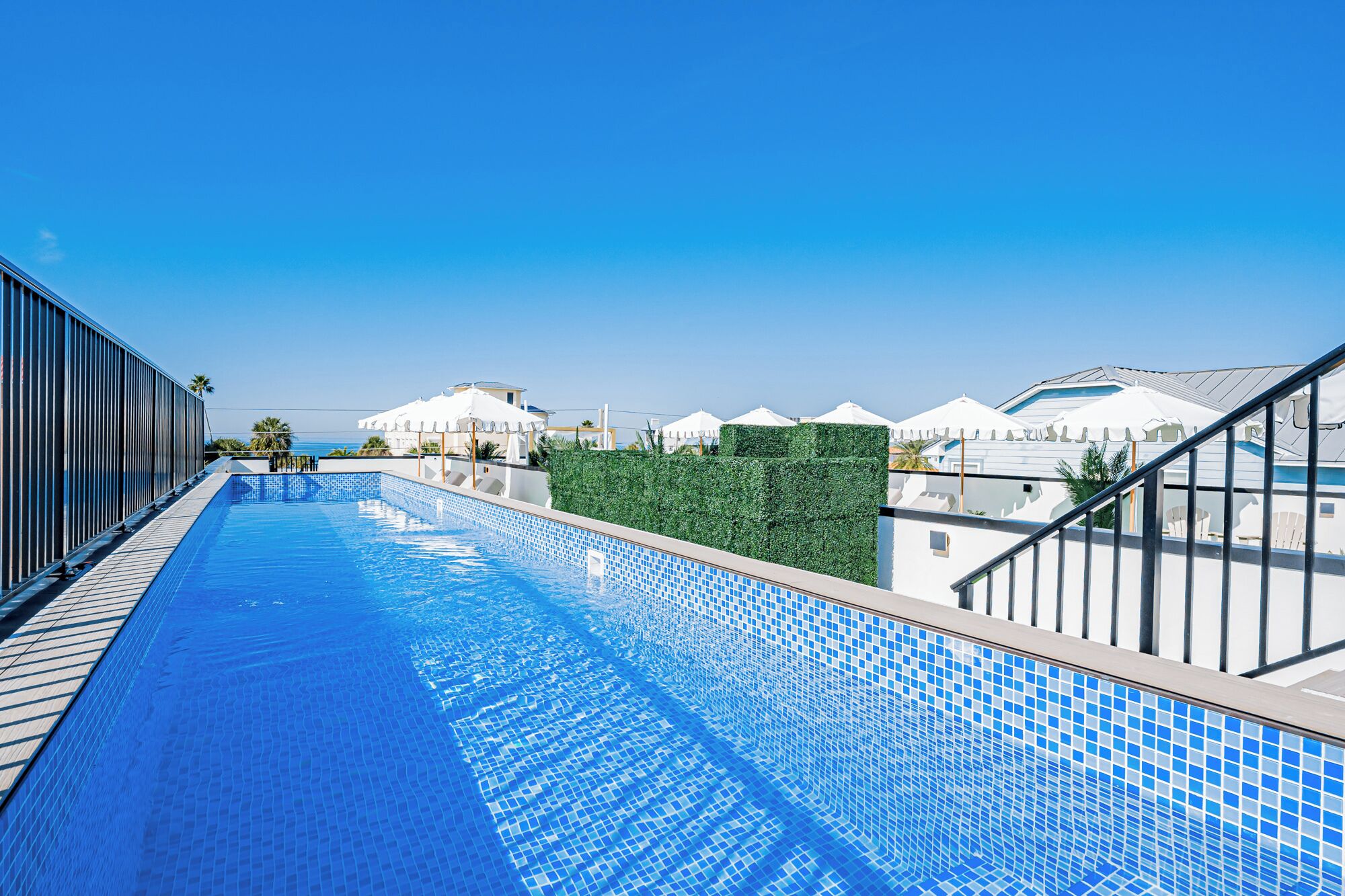 Alberca al aire libre y alberca climatizada