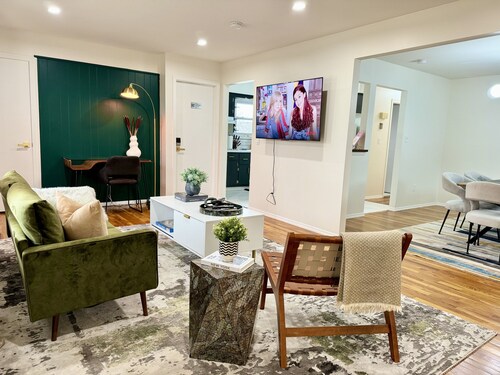 Chic 2-Bed Apt Free Wi-Fi/King Bed/ Parking & Mid-Century Charm