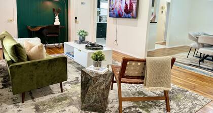 Chic 2-Bed Apt Free Wi-Fi/King Bed/ Parking & Mid-Century Charm