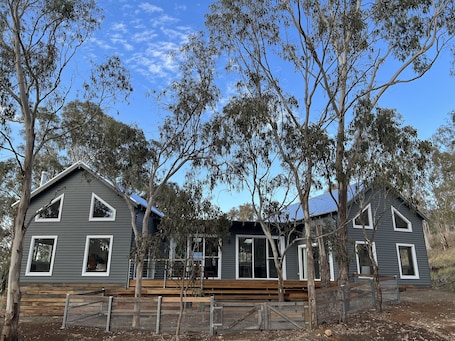 Exterior. Beautiful Country Home. 5 min to Armidale, 10 min to University of New England.