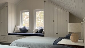 A bedroom with two beds, a bench, and a window. - Beautiful Country Home.  5 min to Armidale, 10 min to University of New England. (Armidale)