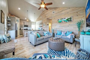 Smart TV - Priv Pool, Walk to Marina + Eateries, 3 Mins to Beach | Marlin Azul by AvantStay (Port Aransas)