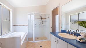 Shower, hair dryer, towels - Bombora at Kiama – million-dollar view (Kiama)