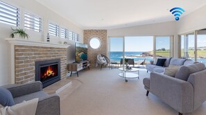 Smart TV, fireplace, ping pong, offices - Bombora at Kiama – million-dollar view (Kiama)
