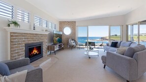 Una Smart TV, una chimenea, una mesa de tenis de mesa, una oficina