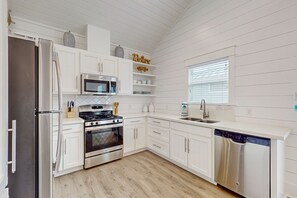 Geladeira, micro-ondas, fogão, cooktop