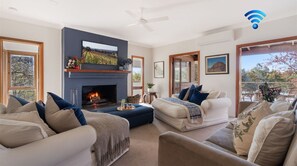 Smart TV, chimenea y oficina 