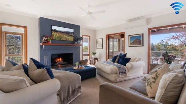 Smart TV, chimenea y oficina 
