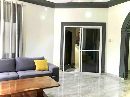 Lovely 6-bedroom vacation home

