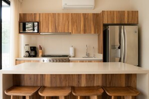 Jääkaappi, mikroaaltouuni, uuni, liesi