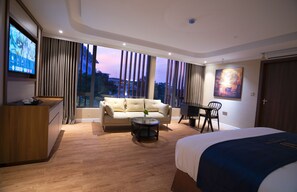 Luxury Suite | Desk, laptop workspace, soundproofing, free WiFi - Millemmium Hue Hotel (Hue)