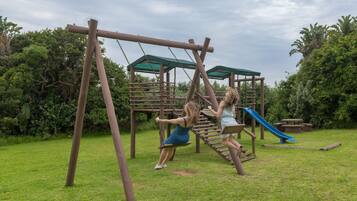 Zona de juegos infantil al aire libre