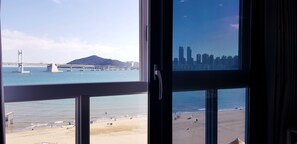 Interior - 1 minute to the beach, emotional cafe street, permanent ocean view, new building (Busan)