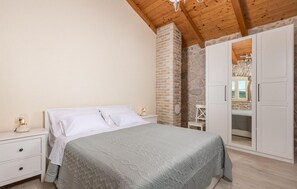 3 quartos, cofres nos quartos, ferros/tábuas de passar roupa