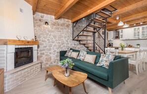 TV, lareira, mesa de pingue-pongue