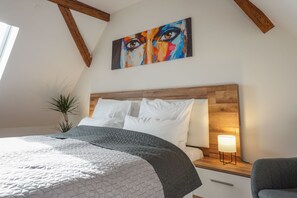 2 soverom, skrivebord, strykejern/-brett og reiseseng for barn