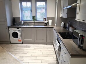 Frigorífico, microondas, horno y placa de cocina