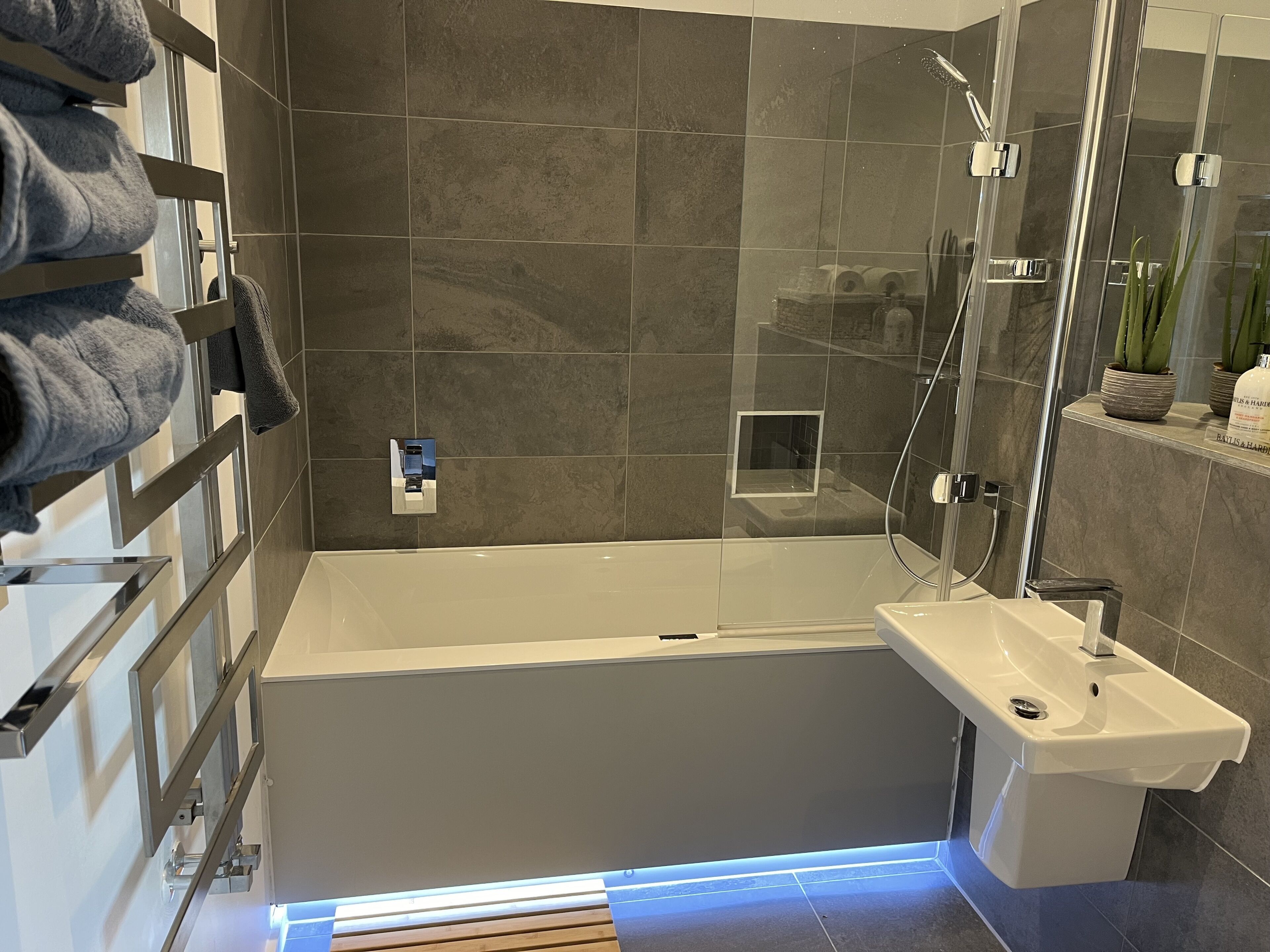 Dusche, kostenlose Toilettenartikel, Haartrockner, Bademäntel