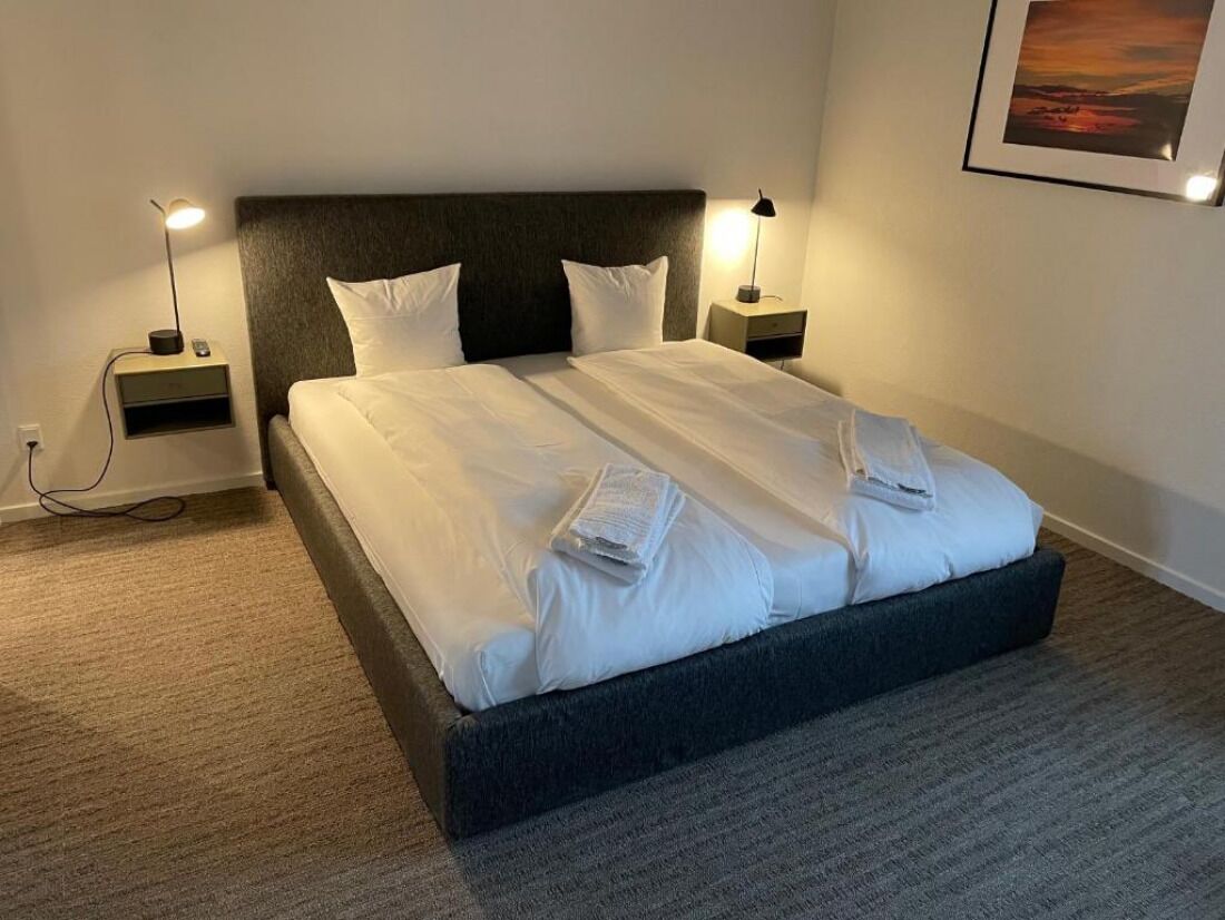 標準雙人房 | 房內夾萬、免費 Wi-Fi