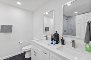 Hair dryer, towels, soap, toilet paper - Rustic Retreat - Luxury Updates- Pool Table (Forney)
