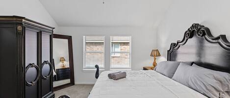 4 habitaciones, tabla de planchar con plancha, wifi y ropa de cama