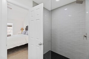 4 bedrooms, desk, iron/ironing board, WiFi