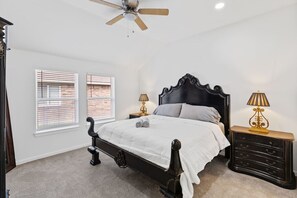 4 Schlafzimmer, Schreibtisch, Bügeleisen/Bügelbrett, WLAN