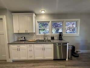 Private kitchen - The Kimball House pet friendly fully fenced front yard (Twin Falls)
