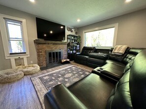 Living area - The Kimball House pet friendly fully fenced front yard (Twin Falls)