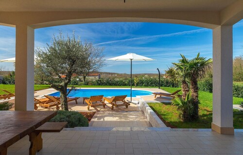 Gorgeous home in Tinjan