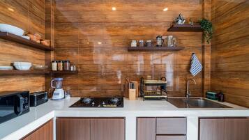 Deluxe Villa | Private kitchen | Fridge, microwave, oven, stovetop