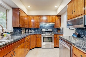 Fridge, microwave, oven, stovetop - Dog-friendly home on 1/2 acre with creek access, game room & 2 fireplaces (Portland)