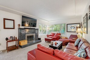 TV, fireplace, foosball, books - Dog-friendly home on 1/2 acre with creek access, game room & 2 fireplaces (Portland)