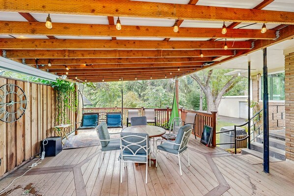 Outdoor dining - Dog-friendly home on 1/2 acre with creek access, game room & 2 fireplaces (Portland)