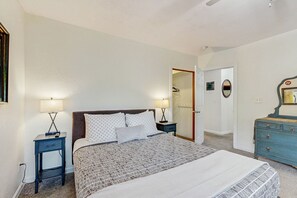 5 bedrooms, desk, iron/ironing board, travel crib - Dog-friendly home on 1/2 acre with creek access, game room & 2 fireplaces (Portland)