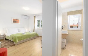 6 bedrooms, iron/ironing board, travel cot, free WiFi - Awesome home in Pula with sauna (Pula)