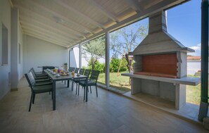 outside - Awesome home in Pula with sauna (Pula)