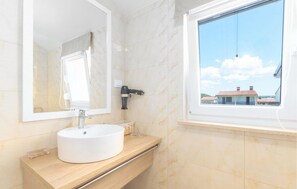 Shower, hair dryer - Awesome home in Pula with sauna (Pula)