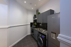 Romantische maisonnette | Privékeuken | Een koelkast met diepvriezer, een microgolfoven, een oven