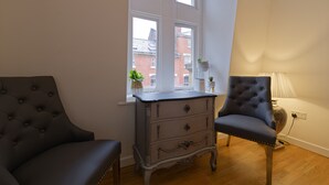 Romantic Duplex | 3 bedrooms, iron/ironing board, free WiFi - White Tulip Central 3bedroom Duplex Loft (Liverpool)