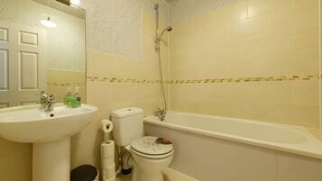 Appartement Duplex Romantique | Salle de bain | Articles de toilette gratuits, sĂšche-cheveux, serviettes fournies