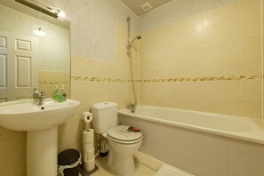 Dúplex romántico | Baño | Amenidades de baño gratuitas, secadora de cabello, toallas 