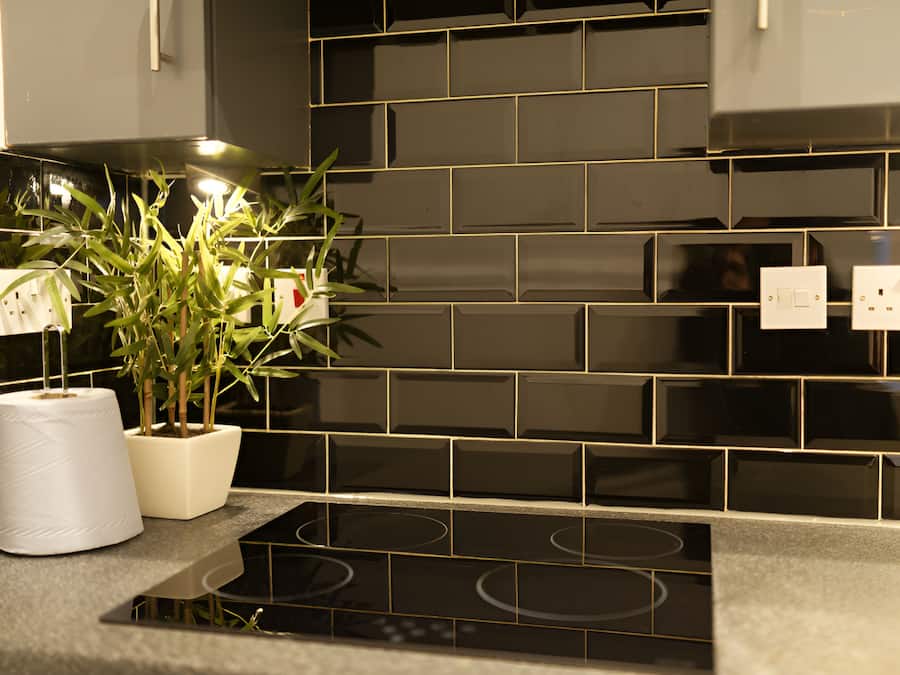 Romantische maisonnette | Privékeuken | Een koelkast met diepvriezer, een microgolfoven, een oven