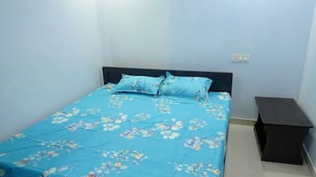 8 bedrooms, WiFi, bed sheets