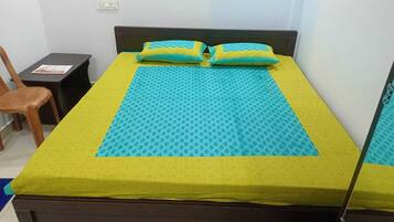 8 bedrooms, WiFi, bed sheets