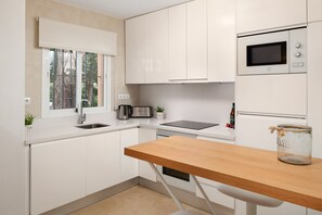 Refrigerador, microondas, horno y cafetera y tetera 